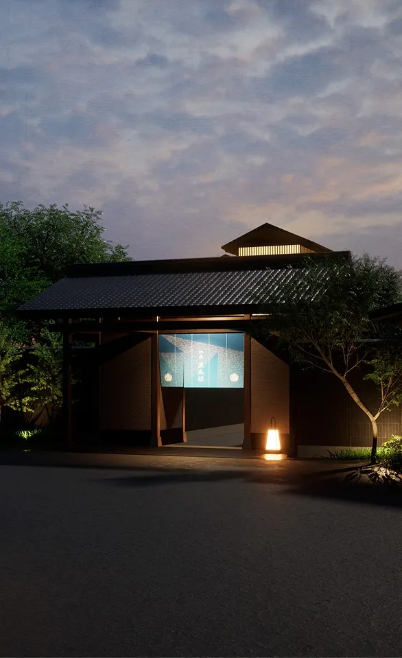 夕暮れの空の下に佇む、和風建築の荘厳な正門。瓦屋根の奥にはもう一つの高楼が覗き、石畳の小道の先には、明るく灯された行燈と、青地に白い模様と「灯屋 蕉風楼」と記された暖簾がかけられた、温もりある玄関口が見えます。