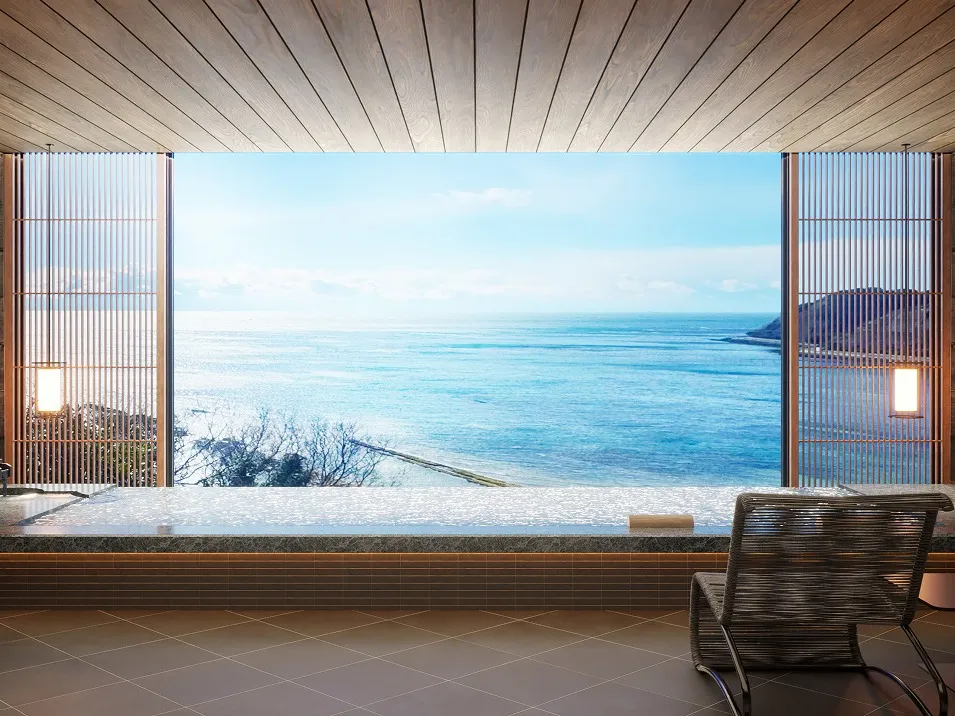 大きな開口部から青く広がる伊勢湾を一望できる温泉大浴場。